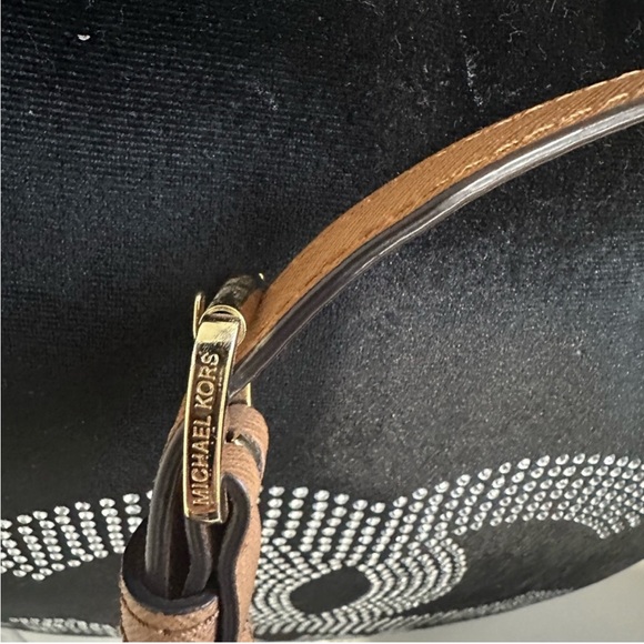 Michael Michael Kors
MORGAN MESSENGER IN SIGNATURE PRINT - Picture 8 of 13